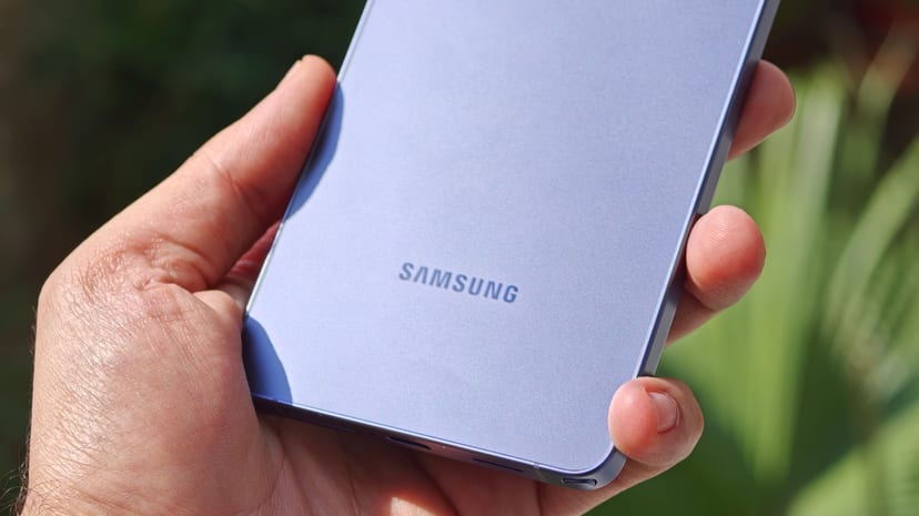 Samsung Cuts Q4 Phone Output Up to 30% on Memory Costs